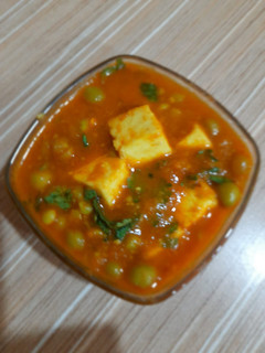 A picture of Matar Paneer.