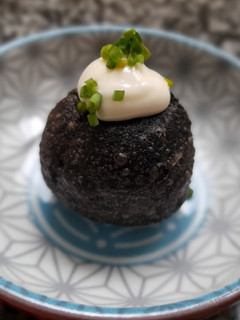 Una foto de Buñuelos de bacalao con tinta de calamar