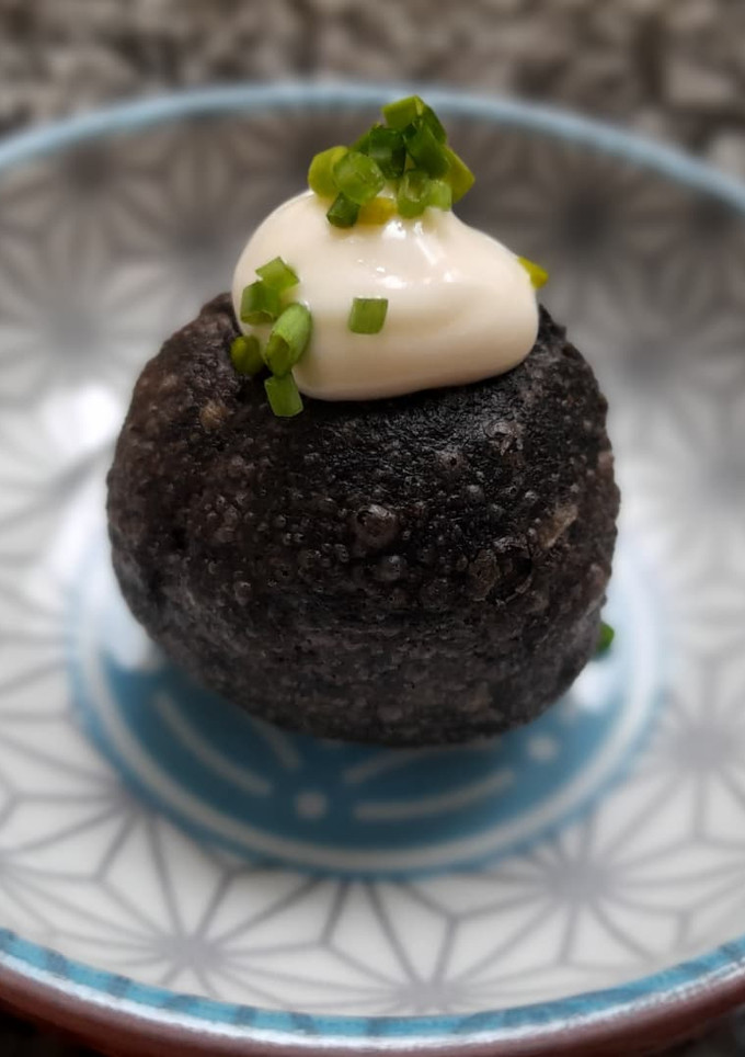 Una foto de Buñuelos de bacalao con tinta de calamar