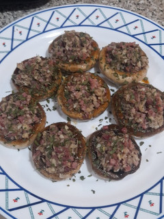 Una foto de Champiñones rellenos de jamón y sus tronquitos