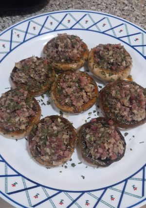 Una foto de Champiñones rellenos de jamón y sus tronquitos