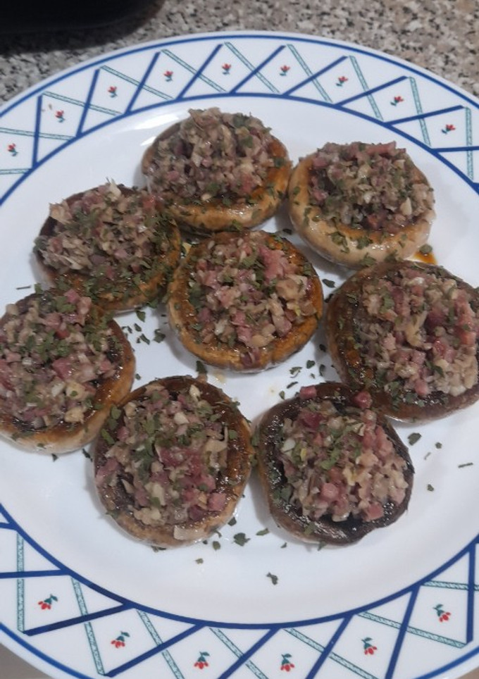 Una foto de Champiñones rellenos de jamón y sus tronquitos