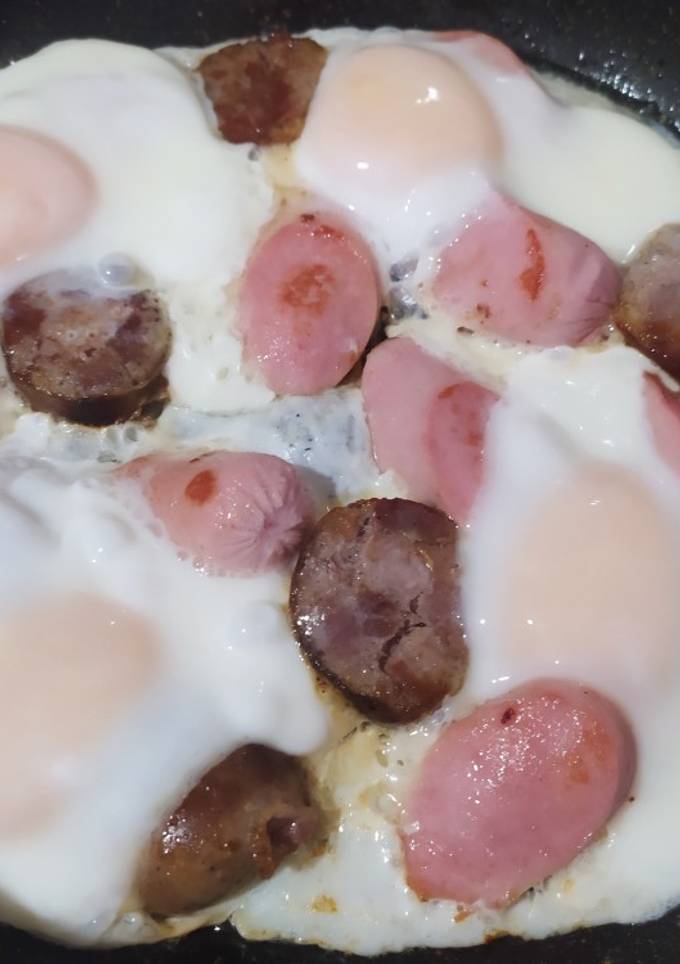 Яичница жареная с сосисками и домашней колбасой