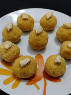 बेसन लड्डू (Besan ladoo recipe in Hindi) रेसिपी मुख्य फोटो
