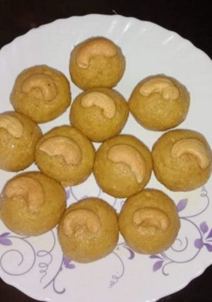 A picture of Besan ladoo.