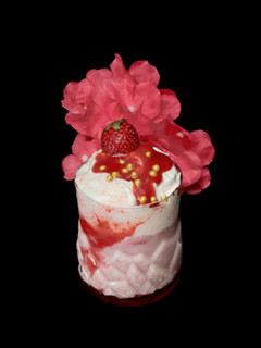સ્ટ્રોબેરી ક્રીમ ફ્રીક શેક (Strawberry Cream Freak Shake Recipe In Gujarati) રેસીપી મુખ્ય ફોટો