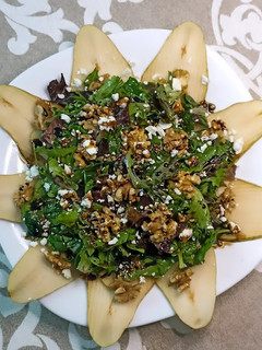 Una foto de Ensalada de peras con brotes tiernos