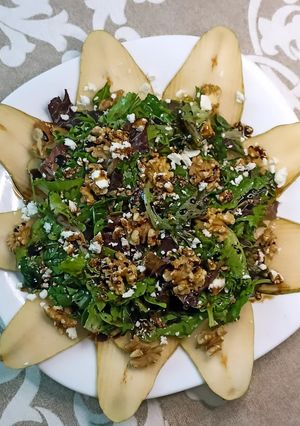 Foto principal de Ensalada de peras con brotes tiernos