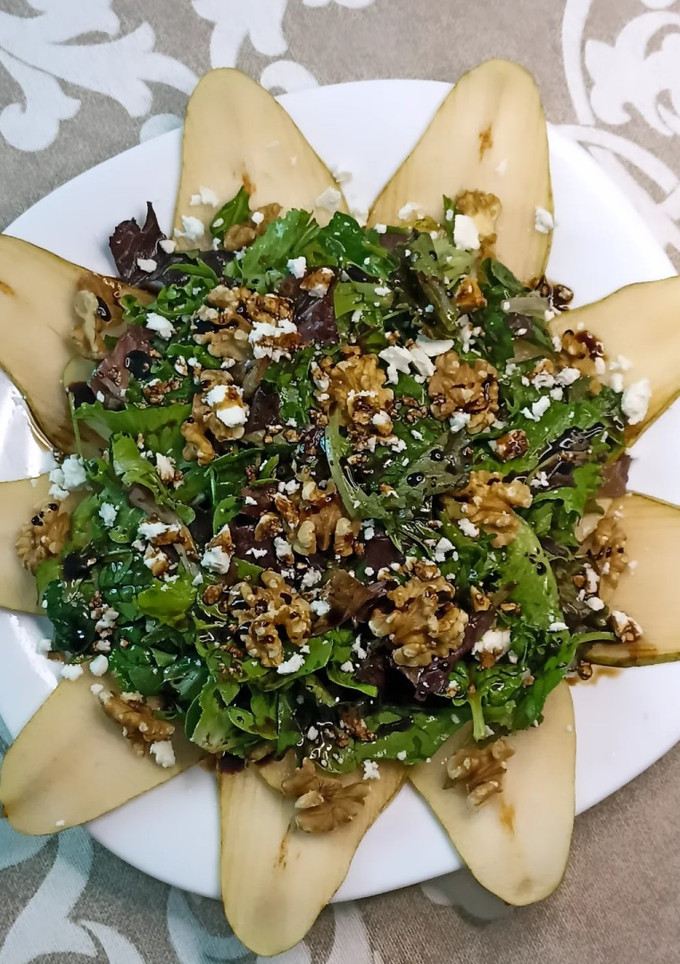 Una foto de Ensalada de peras con brotes tiernos
