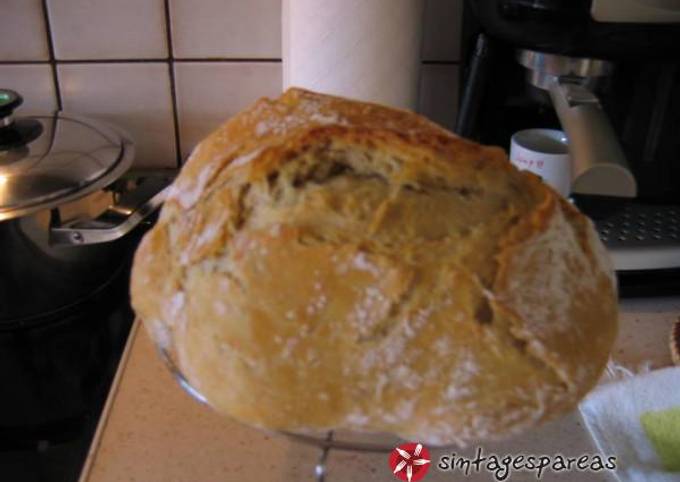 κύρια φωτογραφία συνταγής Ψωμί στην γάστρα, τραγανό και αφράτο