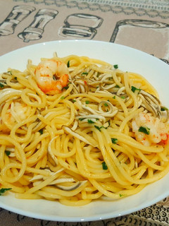 Una foto de Espagueti con camarón y gulas