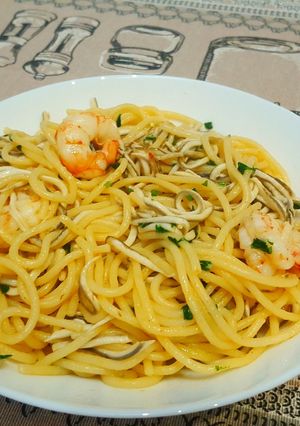 Foto principal de Espagueti con camarón y gulas