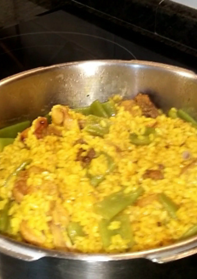 Una foto de Arroz con pollo en olla exprés al estilo de Mariaje (Videoreceta)
