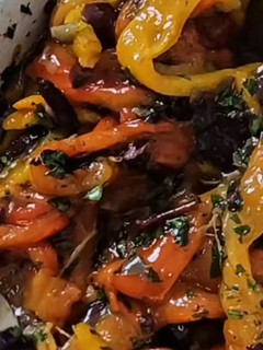 Foto de Pimentos assados com ervas e azeitonas