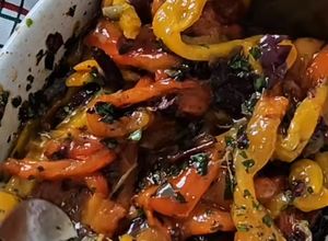 Foto de Pimentos assados com ervas e azeitonas