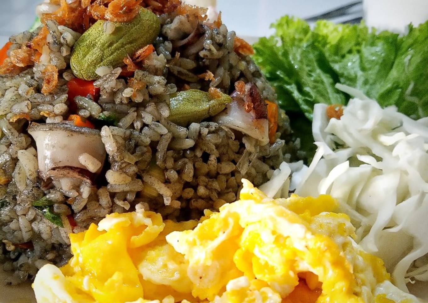 Nasi goreng dengan cumi hitam