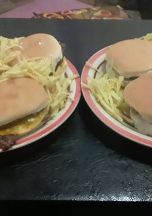 Una foto de Hamburguesa casera y pap pays