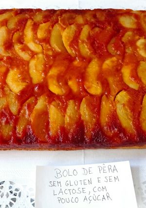 Foto de Bolo caramelizado de pera, sem glúten e sem lactose, pouco doce