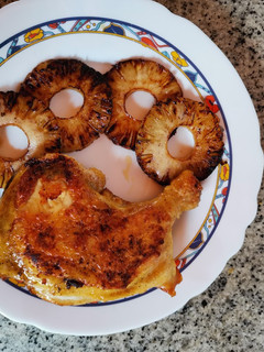 Una foto de Muslo de pollo a la plancha con piña🍍🍗