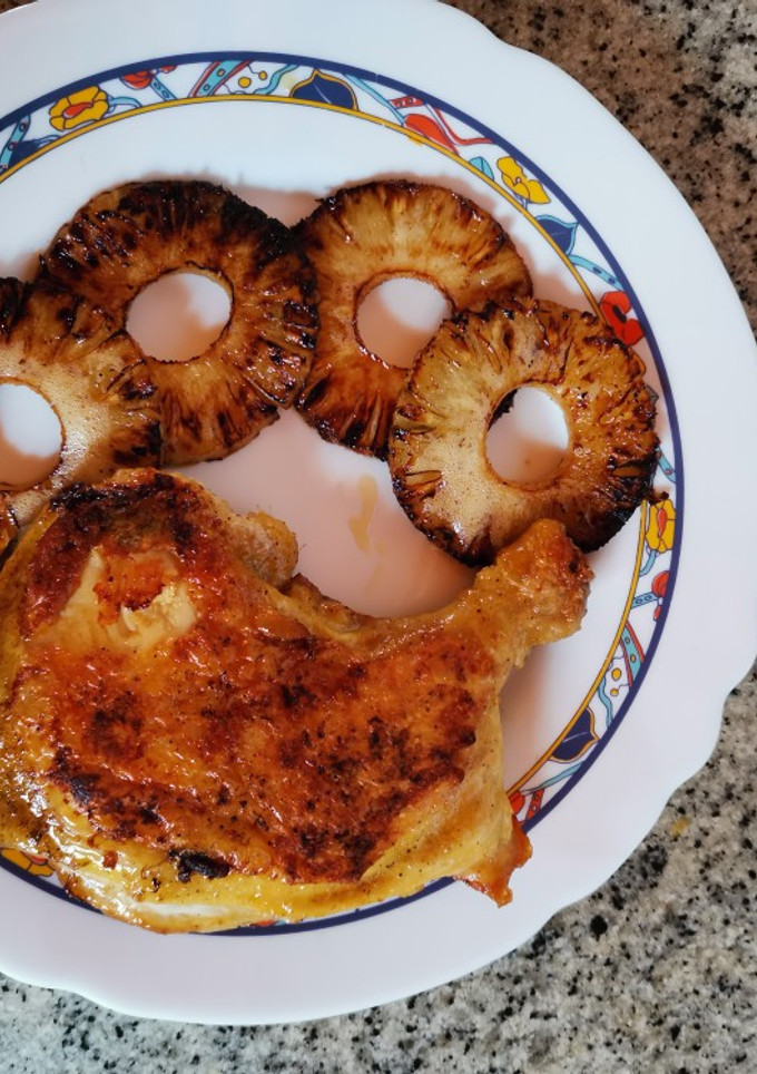 Una foto de Muslo de pollo a la plancha con piña🍍🍗