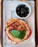 Sanguchito vegetariano 🥪 de pan de avena saciante y exprés relleno de queso y tomate 🧀 🍅