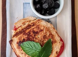 Una foto de Sanguchito vegetariano 🥪 de pan de avena saciante y exprés relleno de queso y tomate 🧀 🍅