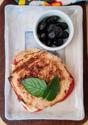 Una foto de Sanguchito vegetariano 🥪 de pan de avena saciante y exprés relleno de queso y tomate 🧀 🍅