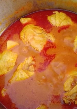 Una foto de Pollito con papas en Chile guajillo