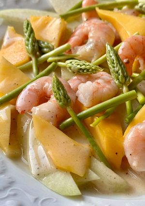 Hình của món Salad Tôm, Xoài Chín, Su Hào & Măng Tây Rừng Sốt Sữa Chua.