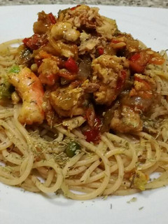 Una foto de Pasta con atún y langostinos Thai