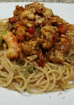 Una foto de Pasta con atún y langostinos Thai