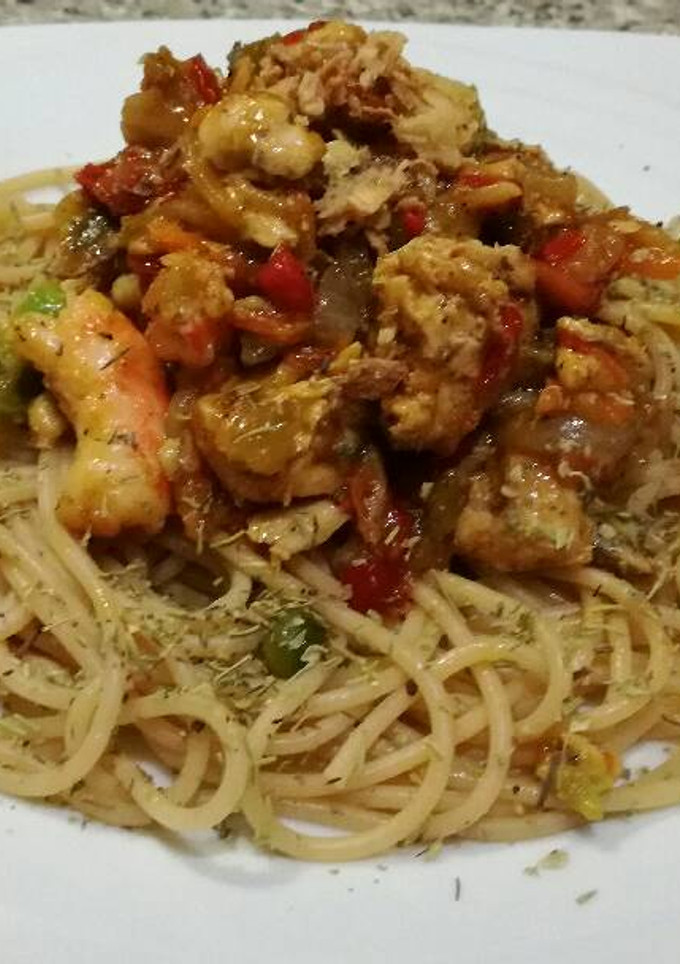 Una foto de Pasta con atún y langostinos Thai