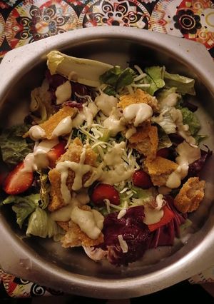 Una foto de Ensalada de frutillas y pollo