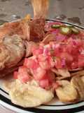 Pescado frito con tajadas