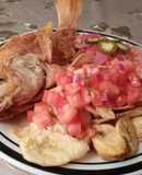 Pescado frito con tajadas