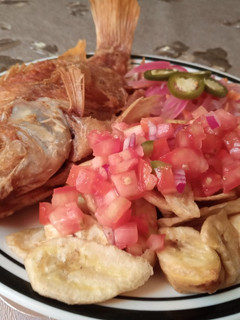 Una foto de Pescado frito con tajadas
