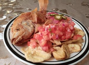 Una foto de Pescado frito con tajadas