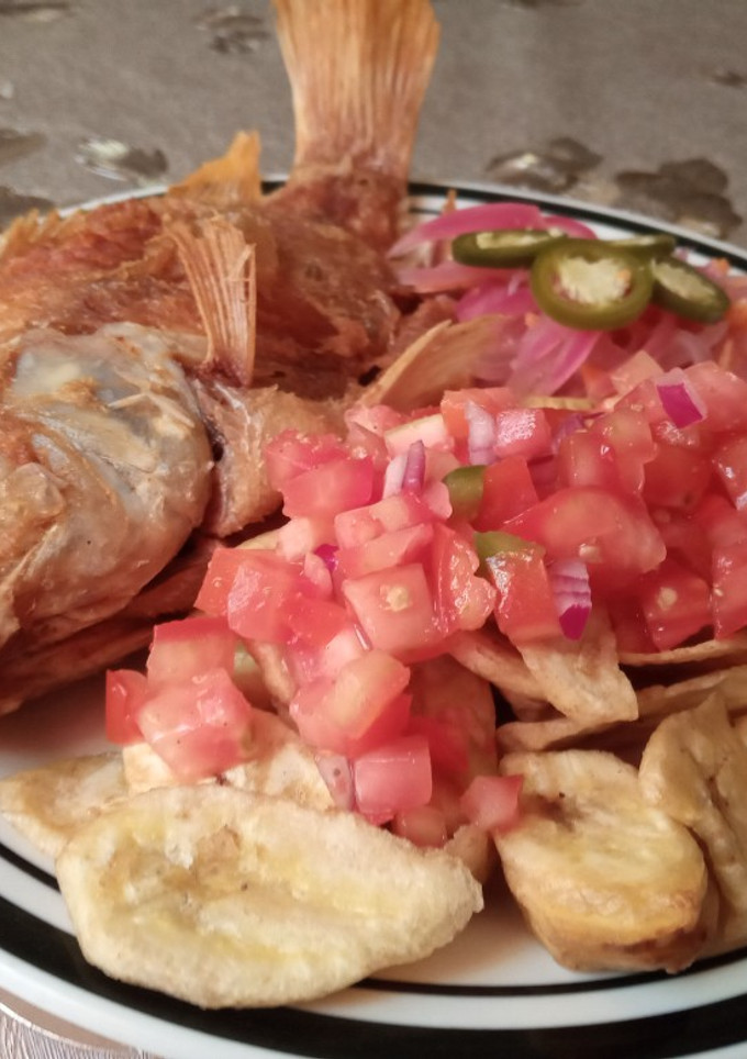 Una foto de Pescado frito con tajadas