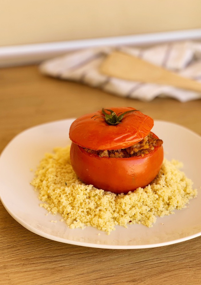 Una foto de Tomate relleno de carne picada con cous cous