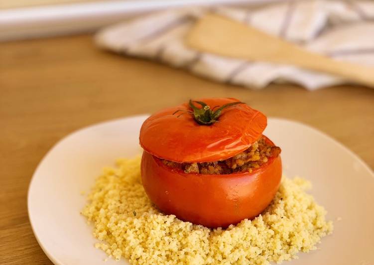 Tomate relleno de carne picada con cous cous