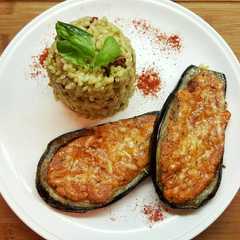 Una foto de Berenjenas al horno con timbal de arroz
