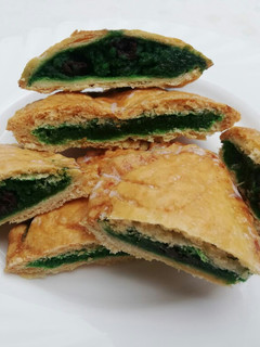 Una foto de Tartaletas de hojaldre con crema de pistachos y cerezas