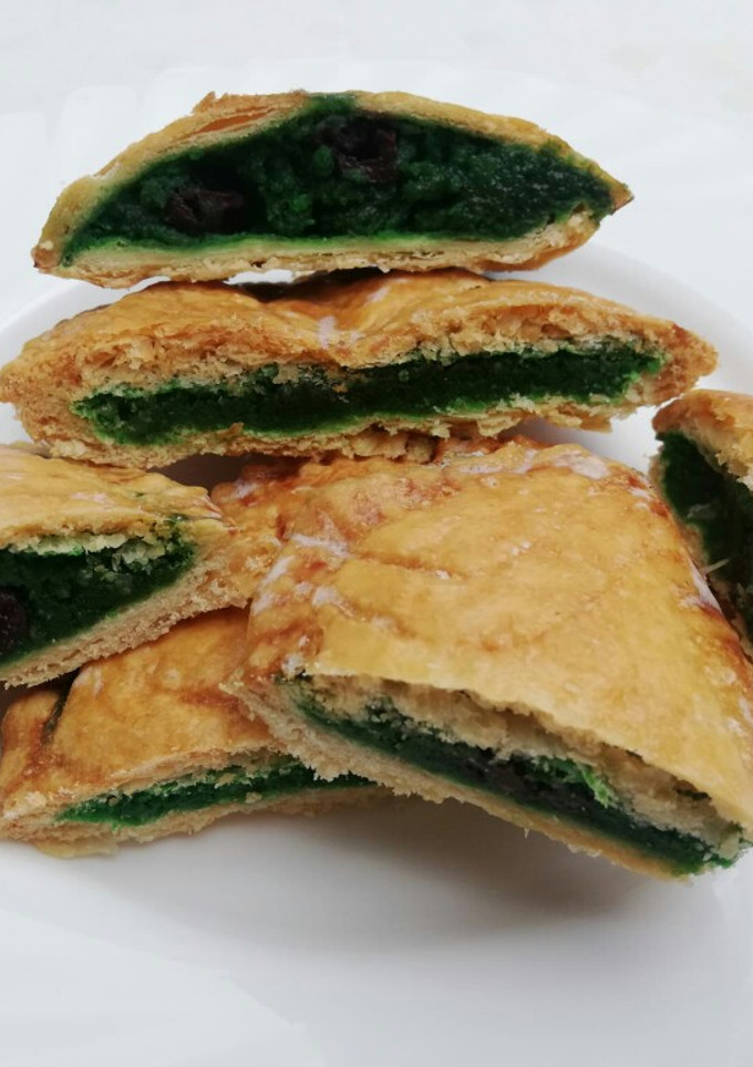 Una foto de Tartaletas de hojaldre con crema de pistachos y cerezas