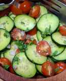 Ensalada de pepino y tomates cherry