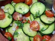 Una foto de pepino cebolla morada y tomate