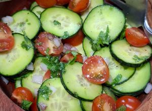 Una foto de Ensalada de pepino y tomates cherry