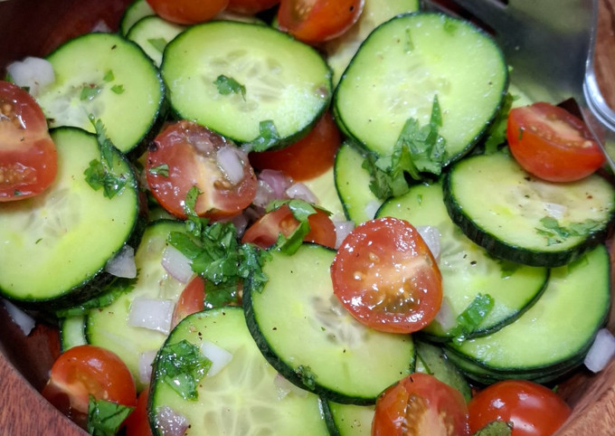 Salada de Arugula con Pollo y Tomate (Arugula Salad with Chicken and Tomato)
