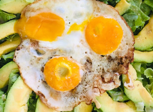 Hình của món Salad bơ trứng trộn sốt chao.