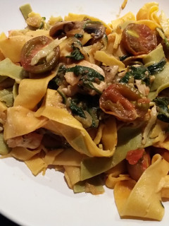 Una foto de Tallarines vegetales con pollo y verduras