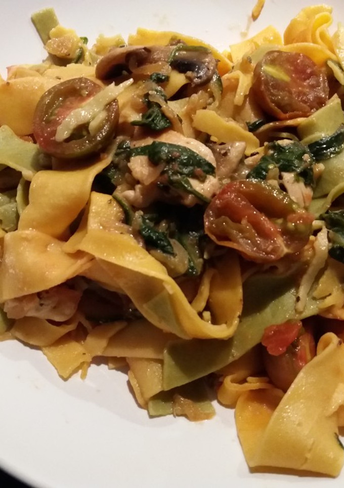 Una foto de Tallarines vegetales con pollo y verduras